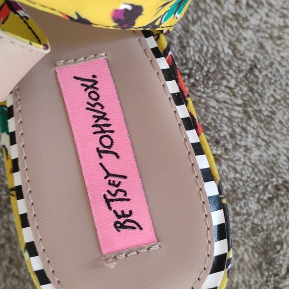 Betsey Johnson Nettie Yellow Floral Block Heels - Picture 5 of 6